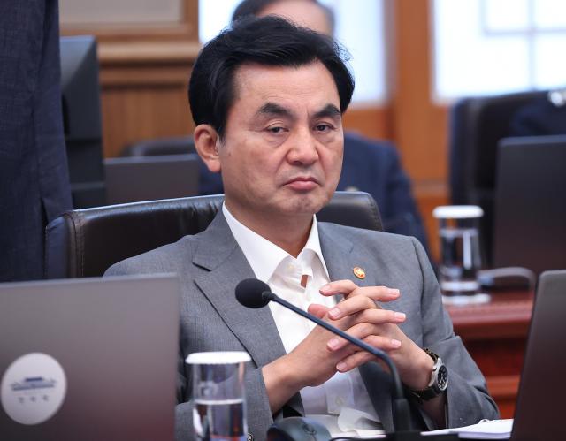 지난 21일 청와대에서 열린 국무회의에 참석해 이재명 대통령의 발언을 듣고 있는 안규백 국방부 장관 사진연합뉴스