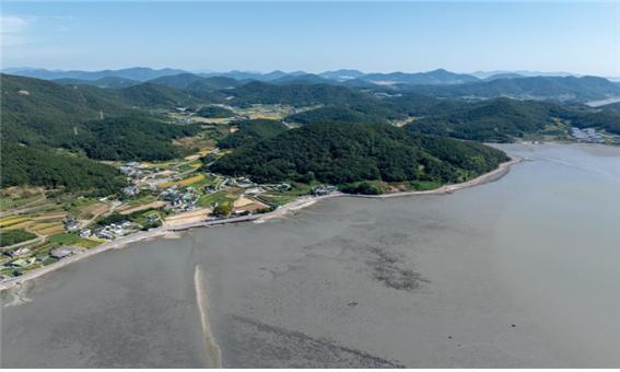 Yeosu Getbol one of the tidal flats added to the UNESCO World Heritage property Getbol Korean Tidal Flats on July 25 spreads along the coast of Yeosu South Jeolla Province Courtesy of the Ministry of Foreign Affairs