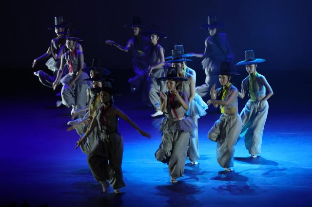 Sanhwabi brings Koreas living heritage to Busan stage