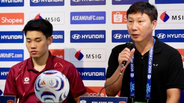 베트남 대표팀 응우옌 딘박과 김상식 감독이 기자회견에 참석하고 있다 사진베트남 축구 연맹 VFF