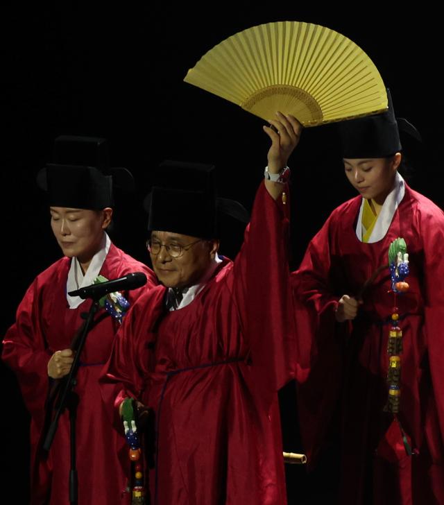 Korea Heritage Service Administrator Huh Min delivers remarks during a performance of “Sanhwabi Hexagram 22” at the BEXCO Auditorium in Busan on July 24 2026 AJP Yoo Na-hyun

