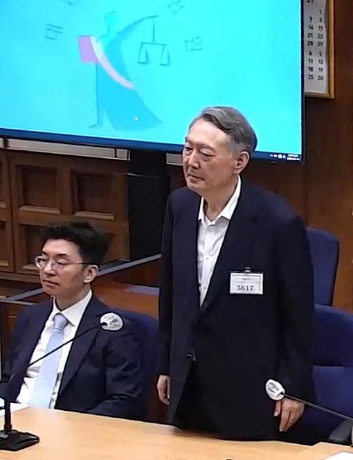 정치 브로커 명태균씨로부터 여론조사를 무상으로 받은 혐의로 기소된 윤석열 전 대통령이 13일 서초구 서울중앙지방법원에서 열린 1심 선고공판에서 선고 내용을 듣고 있다 사진연합뉴스