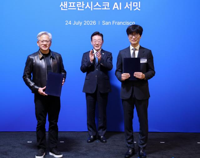 이해진 네이버 이사회 의장과 젠슨 황 엔비디아 최고경영자가 24일현지시간 이재명 대통령이 임석한 가운데 미국 샌프란시스코 더 미드웨이에서 열린 AI 서밋에서 글로벌 AI 팩토리 구축을 위해 지분 투자 유치에 관한 전략적 투자협약을 체결한 뒤 기념촬영을 하고 있다사진연합뉴스