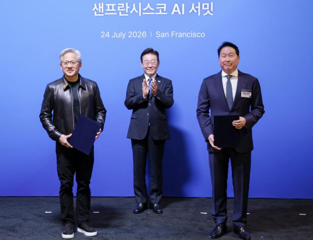 최태원 SK 회장과 젠슨 황 엔비디아 최고경영자가 24일현지시간 이재명 대통령이 임석한 가운데 미국 샌프란시스코 더 미드웨이에서 열린 AI 서밋에서 SK하이닉스 SKT와 엔비디아의 전략적 AI 팩토리 및 반도체 협력 MOU를 체결한 뒤 기념촬영을 하고 있다사진연합뉴스