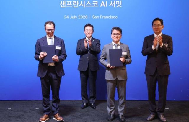 이준희오른쪽 두번째 삼성SDS 대표와 다리오 아모데이 앤트로픽˝ 네번째 CEO가 24일현지 시간 이재명 대통령과 이재용˝ 첫번째 삼성전자 회장이 임석한 가운데 미국 샌프란시스코 더 미드웨이에서 열린 AI 서밋에서 전략적 파트너십 협약SPA을 체결했다사진연합뉴스