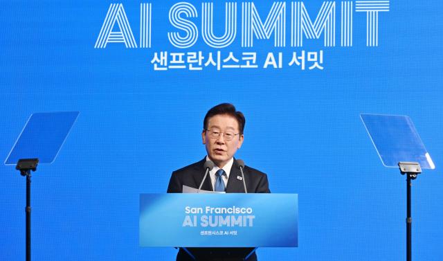 이재명 대통령이 지난 24일현지시간 미국 샌프란시스코 더 미드웨이에서 열린 샌프란시스코 AI 서밋에서 샌프란 AI 선언을 발표하고 있다 사진연합ㄴ스