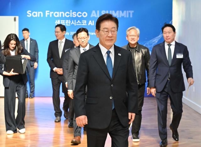 이재명 대통령이 지난 24일현지시간 미국 샌프란시스코 더 미드웨이에서 열린 샌프란시스코 AI 서밋에 입장하고 있다 사진연합뉴스