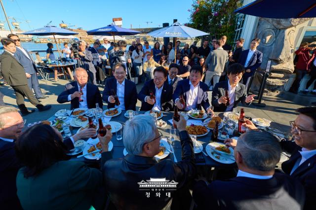 President Lee Jae Myung raises a toast with participants during a dinner with global AI leaders at The Ramp restaurant in San Francisco on July 24 2026 Pictured from right are SK Group Chairman Chey Tae-won President Lee Samsung Electronics Chairman Lee Jae-yong Hyundai Motor Group Executive Chair Chung Euisun Presidential Chief of Staff for Policy Kim Yong-beom Microsoft Azure Hardware Corporate Vice President Rani Borkar and Nvidia CEO Jensen Huang July 24 2026 Presidential Office