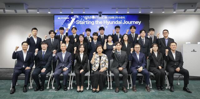 현정은 현대그룹 회장이 24일 연지동 현대그룹빌딩에서 열린 신입사원 교육수료식에 참석해 동료 간 신뢰와 소통을 강조하며 신입 매니저들을 격려했다 사진현대그룹