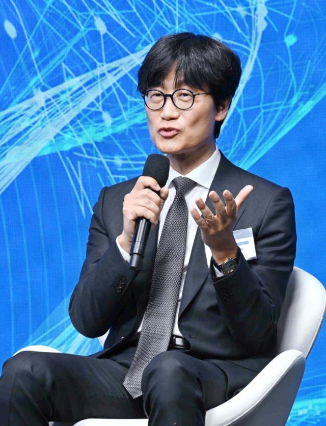 이해진 네이버 이사회 의장이 24일현지시간 미국 샌프란시스코 더 미드웨이에서 이재명 대통령이 참석한 ‘샌프란시스코 AI 서밋’에서 발언하고 있다사진연합뉴스