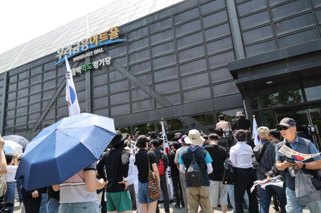 Young South Koreans join protest and blockade of the handball gym in Olympic Park in Seoul where ballot shortage disrupted counting of June 3 local elections AJP Yoo Na-hyun