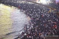 Du khách đổ về các bãi biển Busan tránh nắng nóng, kỳ nghỉ hè bước vào cao điểm