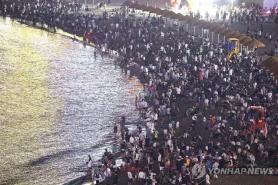 Du khách đổ về các bãi biển Busan tránh nắng nóng, kỳ nghỉ hè bước vào cao điểm