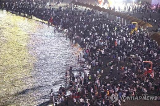 Du khách đổ về các bãi biển Busan tránh nắng nóng, kỳ nghỉ hè bước vào cao điểm