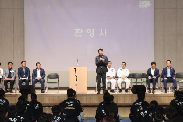최현덕 남양주시장이 평내체육문화센터에서 열린 제20회 시장기 합기도대회에 참석해 참가 선수를 격려하고 있다 사진남양주시