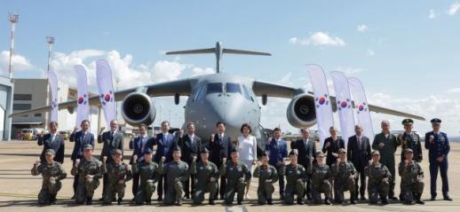 브라질 도착한 李, 韓 도입 C-390 수송기 시찰…국방 협력 첫 시작