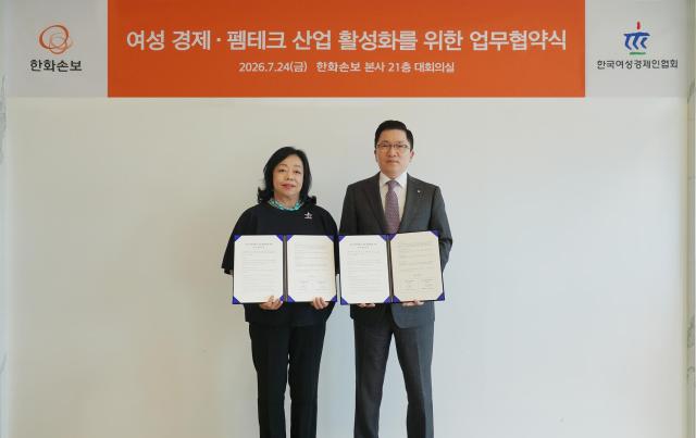 나채범 한화손보 대표이사오른쪽과 박창숙 한국여성경제인협회 회장이 지난 24일 여의도 한화손보 본사에서 열린 ‘여성 경제·펨테크 산업 활성화를 위한 업무협약식’에서 기념 촬영을 하고 있다 사진한화손보
