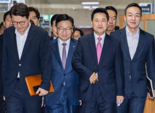 국민의힘 윤리위, 추가 사퇴로 5인 체제...정상 운영 미지수