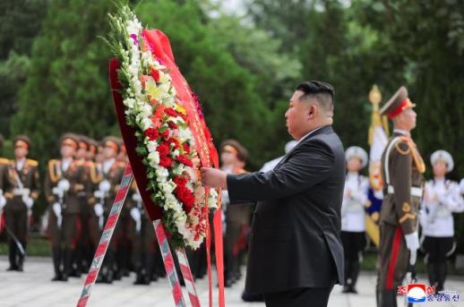 金正恩向中国人民志愿军烈士陵园献花