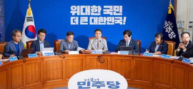 한병도 더불어민주당 당 대표 직무대행 겸 원내대표가 27일 국회에서 열린 최고위원회의에서 발언하고 있다 사진연합뉴스