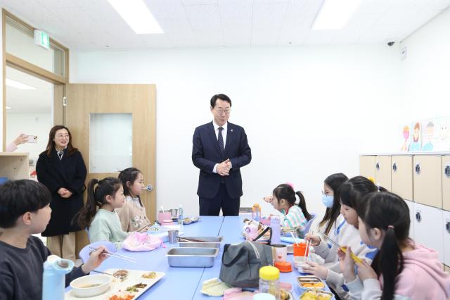정명근 화성특례시장이 다함께돌봄센터에서 아이들에게 인사를 하고 있다 사진화성시
