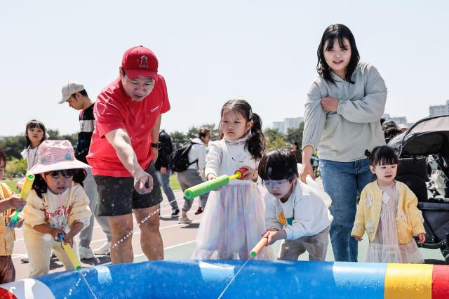 2025년 화성특례시 어린이날 영유아가족 어울림축제에서 물총 놀이를 하는 아이들과 양육자들 사진화성시