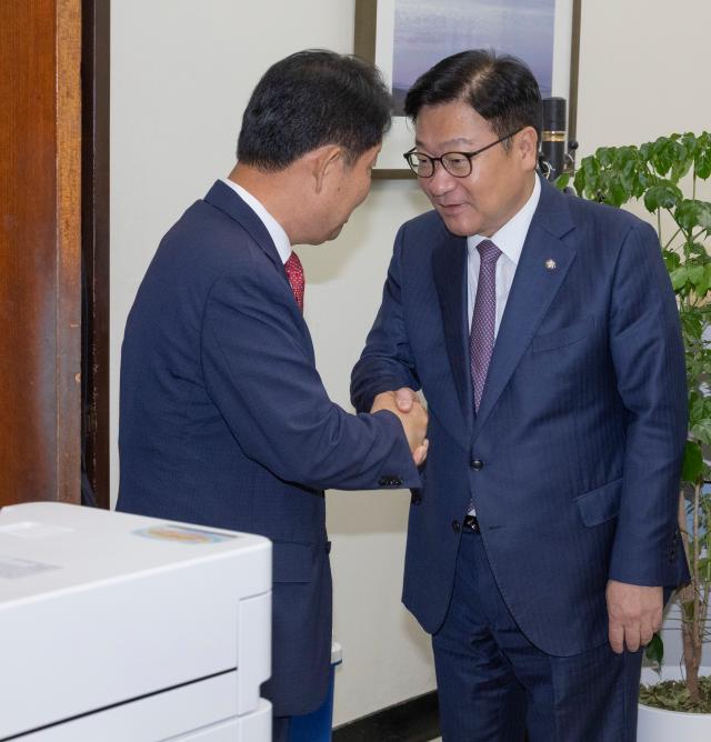 정점식 국민의힘 원내대표오른쪽가 지난 23일 자신의 멱살을 잡은 데 대해 사과하기 위해 27일 원내대표실을 찾은 권영진 의원과 대화한 뒤 그를 배웅하며 악수하고 있다 사진연합뉴스