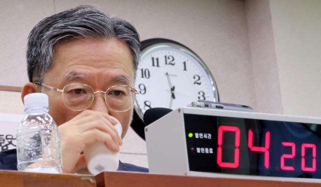 정성호 법무부 장관이 27일 국회에서 열린 법제사법위원회 전체회의에서 물을 마시고 있다 사진연합뉴스