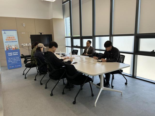 시흥시 소상공인 원스톱 통합지원센터는 각 업체의 정부지원사업 공모 신청부터 선정까지 전 과정을 지원한다 사진시흥시