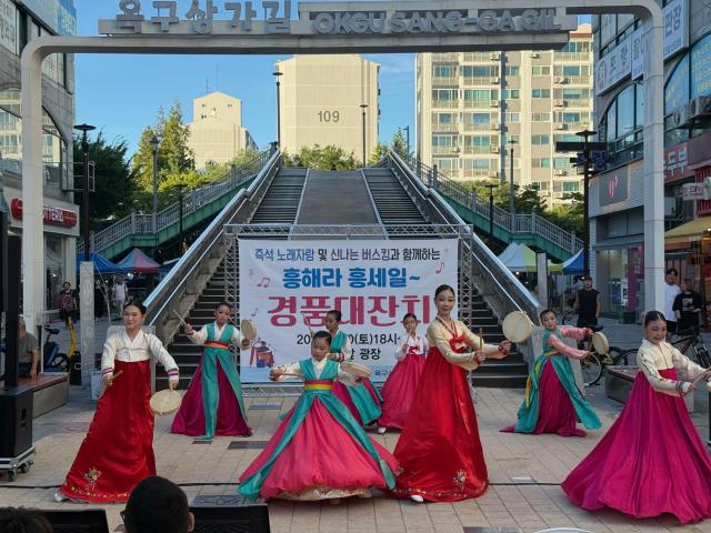 지난해 8월 30일 옥구상가 앞에서 열린 상권 활성화 이벤트 현장 사진시흥시