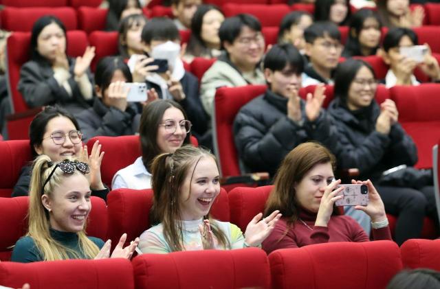 한국교육개발원KEDI이 지난 9일 발표한 ‘외국인 유학생의 취업 실태와 이슈 분석’ 보고서에 따르면 국내 외국인 유학생은 2017년 9만8602명에서 2023년 18만7856명으로 5년 만에 두 배 가까이 늘어난 것으로 나타났다 위 사진은 기사의 내용과 관련 없음 사진연합뉴스