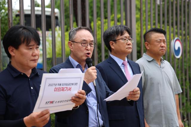 송치영 소상공인연합회장오른쪽 2번이 27일 세종 고용노동부 앞에서 2027년도 최저임금 재심의를 촉구하는 기자회견을 하고 있다 사진소공연