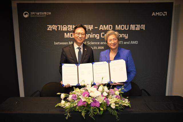 배경훈 부총리 겸 과학기술정보통신부 장관왼쪽이 MOU 체결 이후 리사 수 AMD 회장과 기념촬영을 하고 있다 사진과학기술정보통신부