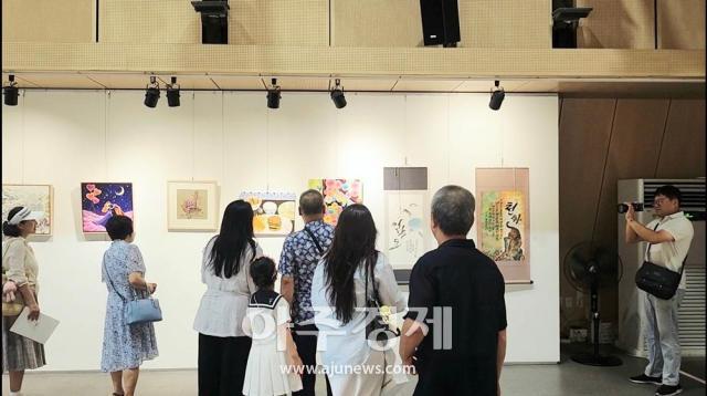 전시회에는 국내 작가를 비롯해 중국·일본·싱가포르·베트남 등 여러 국가 작가들의 작품이 한자리에 소개되며 관람객들의 발길을 붙잡았다사진아주글로벌교류협회