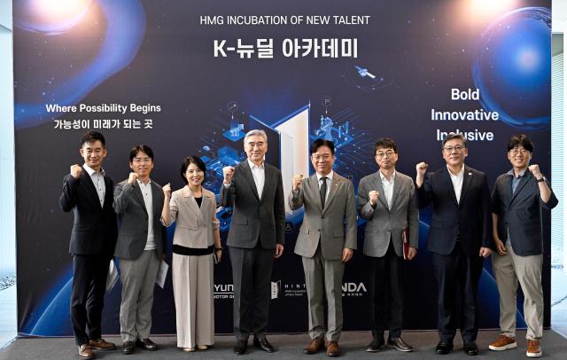 왼쪽부터 현대차그룹 정책조정1실 최승범 상무 현대차그룹 정책분석실 이상철 상무 현대차그룹 인재개발원 송미영 상무 현대차그룹 성 김 사장 고용노동부 김영훈 장관 고용노동부 편도인 직업능력정책국장 고용노동부 권택흥 정책보좌관 고용노동부 김병수 직업능력정책과장이 기념 촬영을 하는 모습