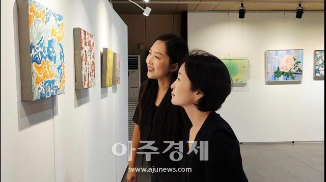 박성아 작가왼쪽와 박주은 작가오른쪽가 판스창 중국 초대작가 작품을 보고 있다사진아주글로벌교류협회