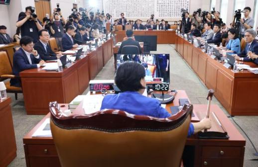 여야, 법사위서 보완수사권 폐지·정성호 사의 공방...정성호 새 술 새 부대에