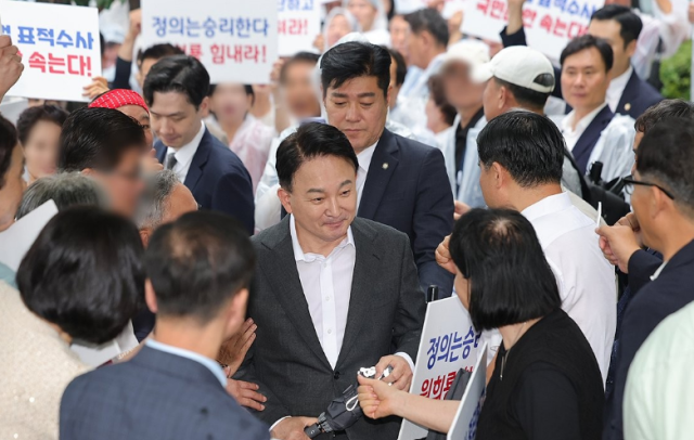 원희룡 전 국토교통부 장관이 지난 23일 양평고속도로 사업 백지화 과정에서 적법 절차를 지키지 않았다는 의혹 등 조사를 위해 경기도 과천시 2차 종합특검 사무실로 출석하며 지지자들과 인사를 나누고 있다 사진연합뉴스