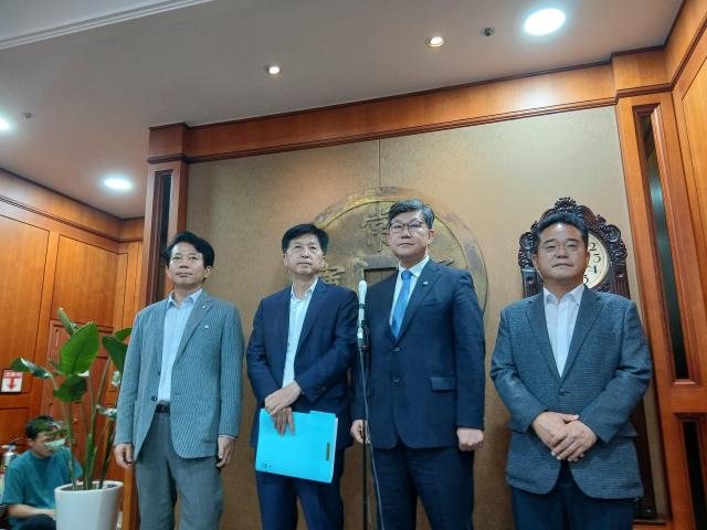 더불어민주당 K-자본시장특위 자본시장 CEO 간담회를 마친 특위 위원들이 기자들과 질의응답을 하고 있다 사진양보연 기자