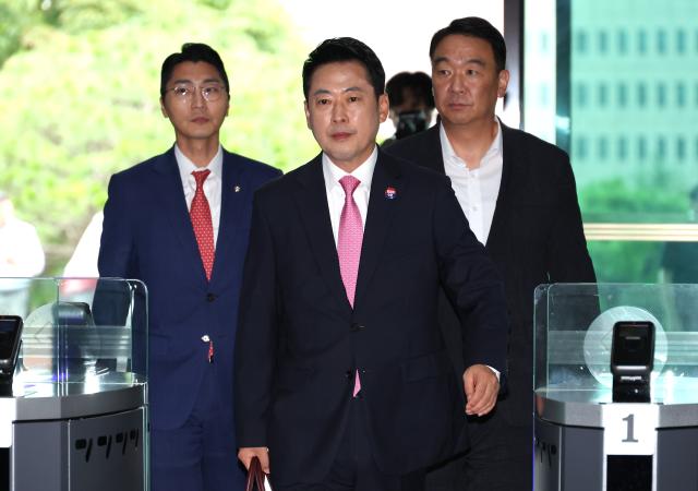 장동혁 국민의힘 대표가운데가 27일 경기 과천시 중앙선거관리위원회에서 열리는 선거소청 심리에 출석하고 있다 사진연합뉴스