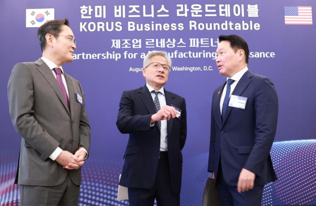 李在明サムスン電子会長と崔泰源大韓商工会議所会長兼SKグループ会長が昨年8月、米国ワシントンDCのウィラードホテルで開催された韓米ビジネスラウンドテーブルレセプションで、ジェンソン・ファンNVIDIA最高経営責任者(CEO)と会話している。