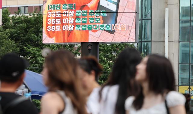 서울 전역에 폭염주의보가 발효된 26일 서울 명동 거리의 한 전광판에 폭염 관련 안내문이 나오고 있다 사진연합뉴스