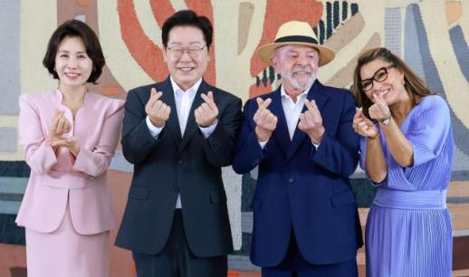 韩巴领导人夫妇比心合影
