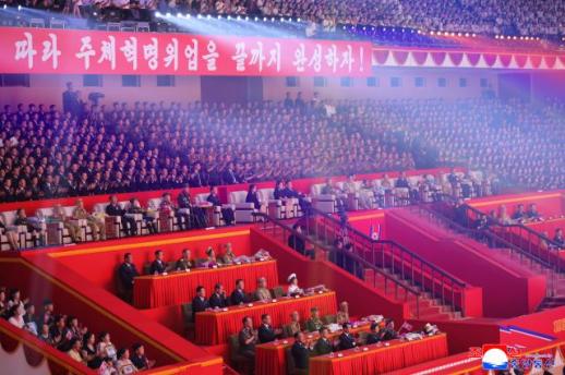 朝鲜举行战胜节纪念演出 金正恩携妻女出席