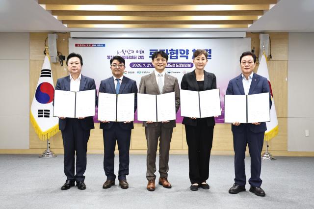 왼쪽부터 강기윤 창원시장기정수주디노코어 대표이사정무경주디노티시아 대표이사정현숙 신화철강주대표이사박완수경남도지사사진경님도