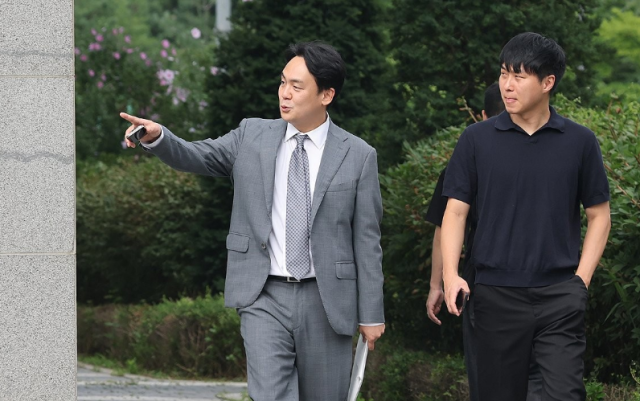 2차 종합특검팀 김치헌 특검보가 28일 서울 송파구 동부구치소에서 노상원 수첩에 적힌 계엄 실행 계획과 관련해 김용현 전 국방부 장관을 내란목적살인 예비음모 피의자 접견 조사하기 위해 구치소로 들어서고 있다 사진연합뉴스］