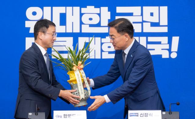 더불어민주당 한병도 당 대표 직무대행 겸 원내대표왼쪽가 28일 국회에서 취임 인사차 방문한 조국혁신당 신장식 대표에게 축하 난을 전달하고 있다사진연합뉴스