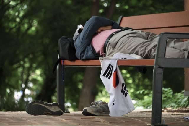 South Koreas elderly top 20%; working population slips below 70%