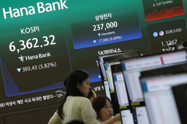 코스피가 28일 미국 반도체주의 급락 등의 여파에 장 초반 5 넘게 하락하며 매도 사이드카가 발동됐다 이날 서울 중구 하나은행 본점 딜링룸 전광판에 코스피 삼성전자와 SK하이닉스 주가가 표시돼 있다 사진연합뉴스