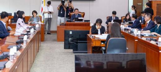 법사소위, 안건 순서 변경 놓고 충돌…국힘 퇴장 속 형소법 심사 강행